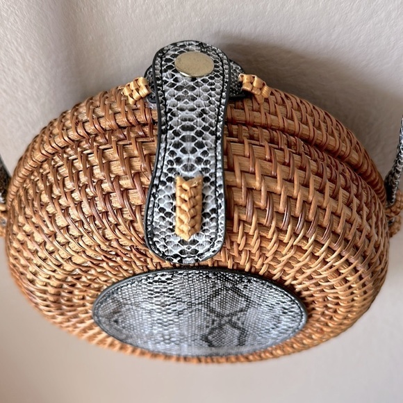 Woven Round Crossbody Snake Detail Bag - Picture 3 of 7